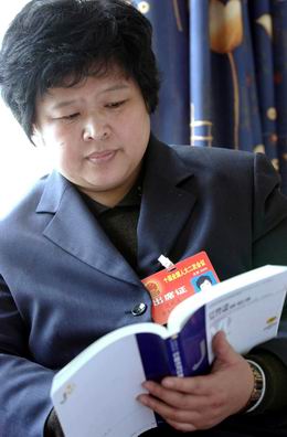 人大代表精心准备议案