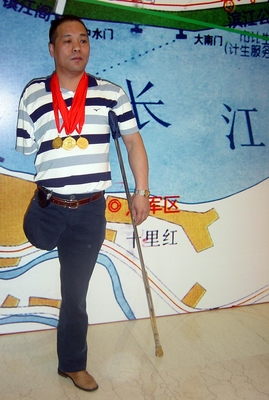 独臂单腿残疾人李成钢将横渡长江