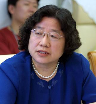 图文:北京景山学校副校长徐秀筠在座谈会上发