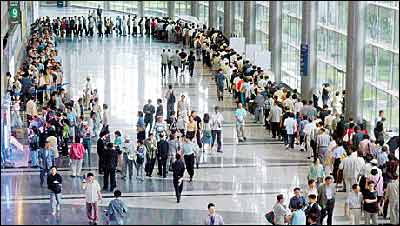 老年人大排长龙找工作 韩国就业形势更严峻