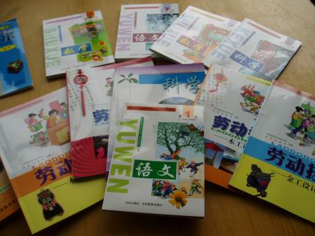 京中小学新教材图画占大半 紧跟时代地方特色