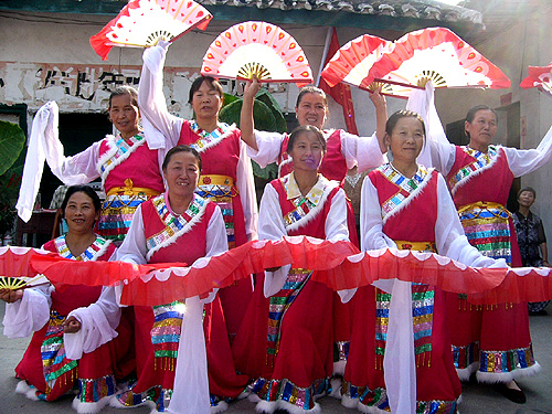 永和乡的路与舞蹈队