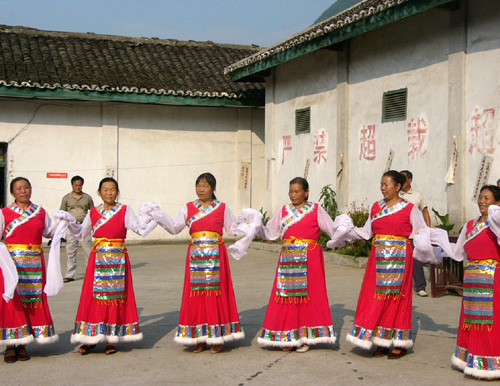 永和乡的路与舞蹈队