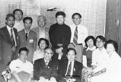 马祖光(右一)和科学家杨振宁(前排右一)在美国合影.