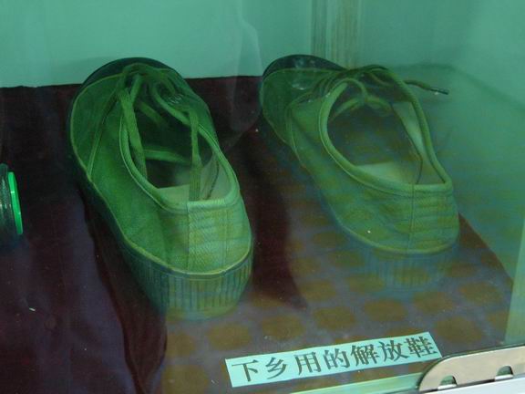 消茅几个月,周国知穿坏了两双平日最喜欢的解放鞋.