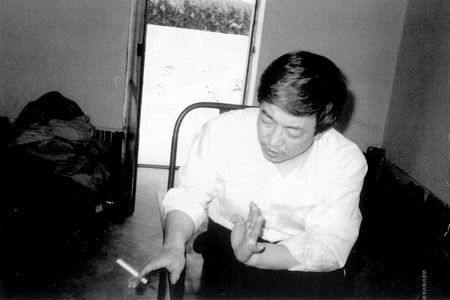 骨灰盒存放室内,寂静而阴冷,李真的灵位牌上没有名字