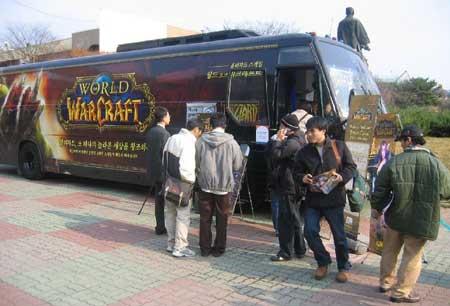 韩国玩家坐公车玩《魔兽世界》(图)