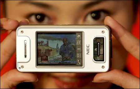 NEC在京发布首款电视手机 看电视同时可打电