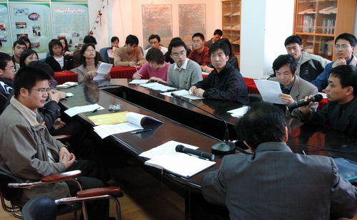 福州大学法学院的学生在集中学习《反分裂