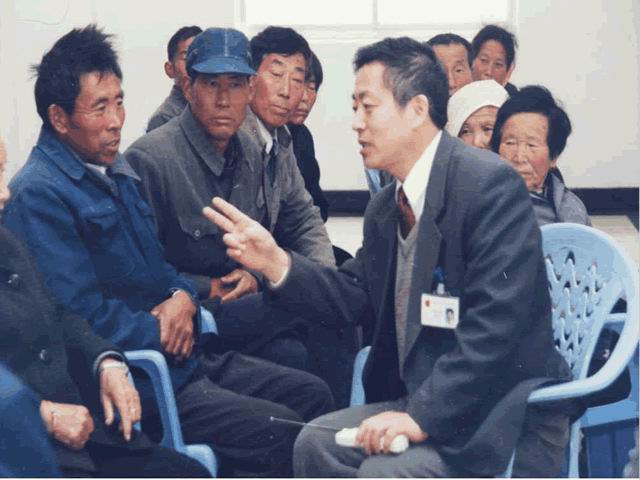 张云泉为渔民做耐心解释