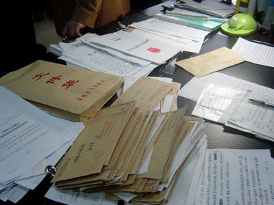 群众来信堆满办公桌