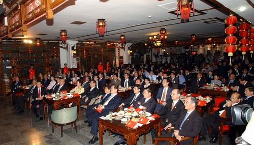 连战一行游览故宫并赴老舍茶馆品茗听戏