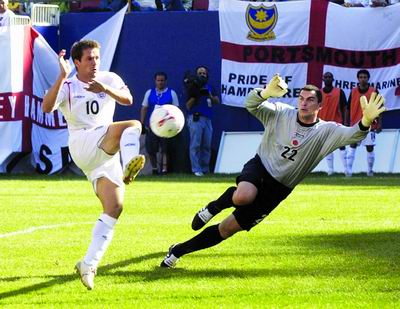 一下仨,欧文戴着帽子过人