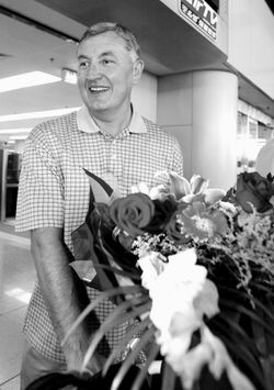 尤纳斯迎着朝霞飞抵北京