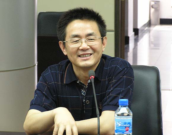 2005江苏教育网上行的记者参观南京财经大学