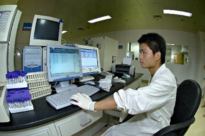 工作人员在设备先进的湘雅二医院外科大楼检验