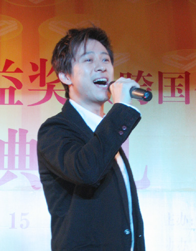 解晓东在现场演唱《中国娃》