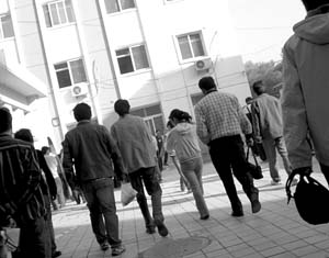 答案短信发进成考考场 学校承认考试舞弊行为