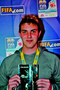 FIFA首设电竞足球先生 巴拉德与小罗同台领奖