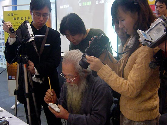 使兔儿爷的形象更加讨人喜爱。双起祥先生今年已有75岁高龄,从事泥人制作也有60余年。据双先生讲,他已经收了4个徒弟,真希望兔儿爷这一传统民间手艺在双先生师徒手中越做越好,永久相传。 民间泥塑艺人双起祥先生和他制作的北京传统民间玩具兔儿爷, 光明网 曹飒 摄 民间泥塑艺人双起祥先生现场绘制兔儿爷。