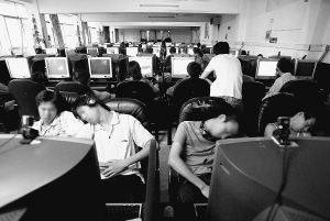 沉迷网络游戏的少年郎