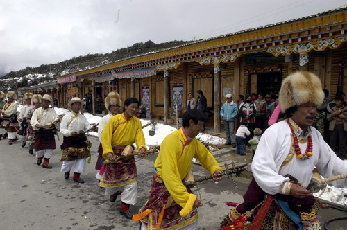 藏族歌曲:是谁帮咱们修路架桥