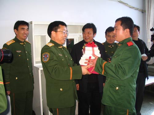 部队领导看望慰问 李飞 