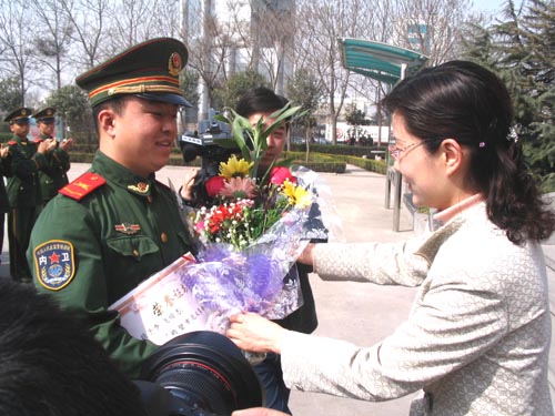 共青团鹤壁市委书记万英向英雄鲜花
