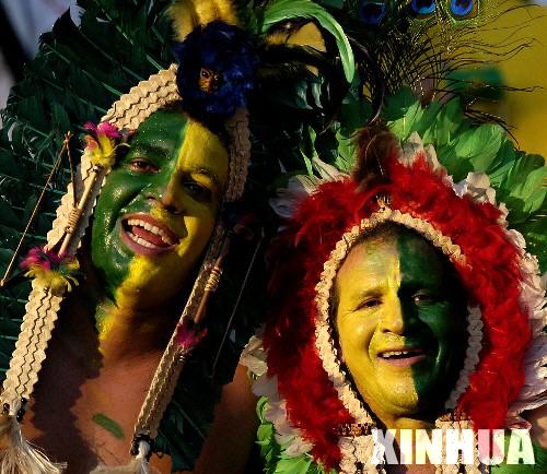 巴西队的球迷们在比赛中为球队加油