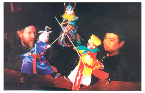 漳州布袋木偶戏-杨烽与外国学生合作表演《西