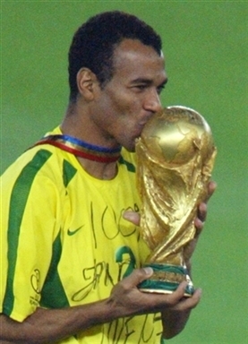 卡福 假护照 指控不成立 巴西队顺利度过 危机