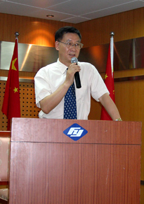 网络媒体采访团一行参观福建福耀玻璃工业集团