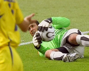 突尼斯守门员扑球瞬间