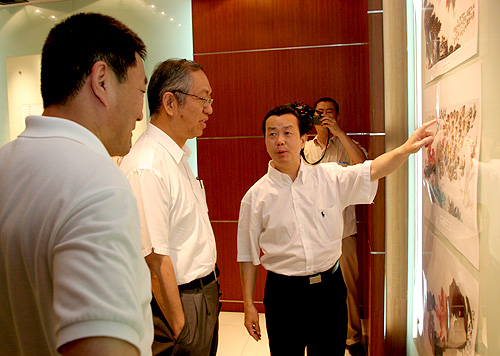 光明日报副总编何东平向丘成桐先生介绍报社情