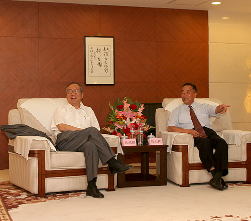 光明日报社总编辑苟天林会见丘成桐教授 br