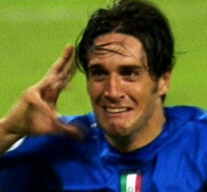 意大利前锋托尼庆贺进球