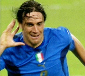 意大利前锋托尼庆贺进球