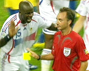 图拉姆防守罗纳尔多吃牌