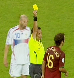 卡瓦略犯规吃黄牌