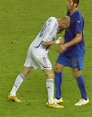 齐达内冲冠一怒领红牌