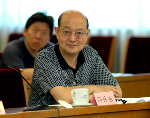 上海大学教授邓伟志在研讨会上发言