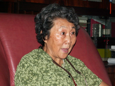 <em>周总理侄女</em>重走长征路 讲述总理生活点滴