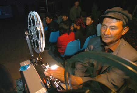 阿布都热合曼托乎提(前)在给电影放映电影(10月1老村民美女电影图片