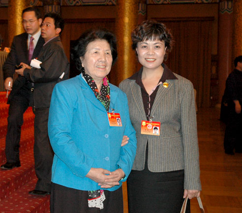 新一届中国作协主席铁凝和代表合影