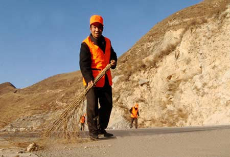 武新周:世界屋脊上的养路工