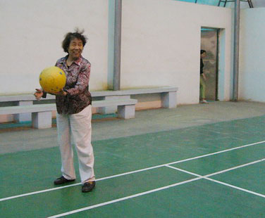 气排球场上的主攻手