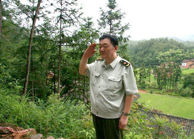 翟俊杰导演慰问池煜华大娘的故乡