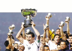 伊拉克夺得亚洲杯冠军奖杯