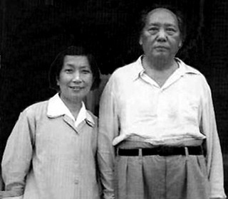毛泽东/图为1959年毛泽东在长沙蓉园接见李淑一时的合影...