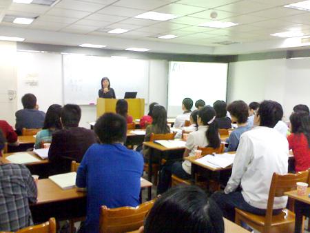 为迎评大学生上课须喊老师好